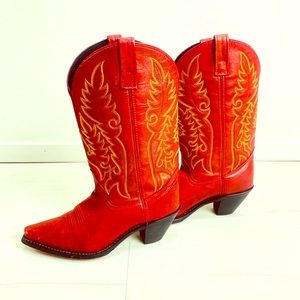 Laredo Red cowboy boots with fire accent 🔥